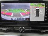 上空から見下ろしているかのように駐車できるアラウンドビューモニター。車庫入れや縦列駐車に役立ちます。