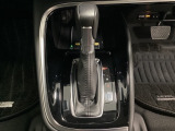 「e:HEV」は、モーター走行を中心にしながら電気エネルギーやエンジン動力を最も効率よく使い分けることができる賢いハイブリッドシステムです。サイドブレーキはスイッチ操作の電子制御パーキングブレーキです