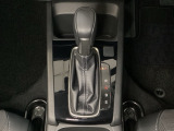 CVT車のセレクトレバーです。低速から高速まで、変速ショックのないスムーズな走りと、エンジン効率のよい領域を維持して燃費にも貢献します。