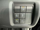 コーナーセンサーを車の前後に装備。障害物までの距離に応じて警告音を変えてお知らせ。縦列駐車時や駐車場・車庫などでの取り回しをサポートします。詳細は販売店スタッフまでおたずねください。
