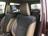 ドライバーが心に余裕をもって運転に集中できること、助手席や後席からもすっきりと前を見通せる空間の起点となり、全員が安心してドライブを楽しめることをモットーにシンプルなレイアウトとなっています。
