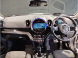 MINIの内装はとにかく『円』に拘ったデザインコンセプトが一目で伝わってきます。これほど円形に拘った車は他に御座いません。伝統のデザイン、トグルスイッチなど遊び心のある内装で御座います。