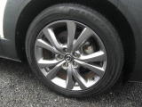 18インチ純正アルミホイールを装備。タイヤサイズは215/55R18となります。