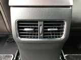 後部座席にもエアコン吹き出し口がしっかり装備されています。