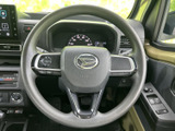 握りやすい形状で、運転操作をサポートします。オーディオや通話機能の操作もスムーズに行えます。運転姿勢も自然に保てます。