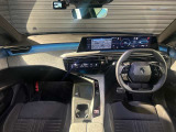 スッキリとまとめられた運転席周りで、運転を楽しくさせる内装です。まさにcockpitです。