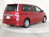 両側スライドドア車です。助手席側は、パワースライドドア付きなので狭い駐車スペースでも乗り降りが楽で、小さなお子様やお年寄りにもうれしい装備です。