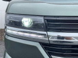【LEDヘッドライト】悪天候や夜間走行時も良好な視界を確保し安心して運転できる高輝度LEDヘッドライトを装備!点灯速度が早く、消費電力も抑えられています。