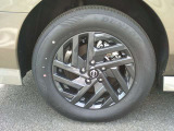 足元を引き締める、純正アルミホイール付きです。タイヤサイズは、205/65R16です。