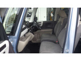 平日はママにぴったりの運転席を。休日はパパにぴったりの運転席を。ハンドルもシートも柔軟に位置調整ができます。運転席はハイトアジャスターが装備されていますので上下方向に柔軟に調節できます。