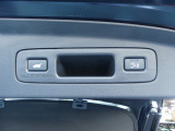 ハンズフリーアクセスパワーテールゲート。スマートキーを携帯していれば、車の下に足をかざせばテールゲートを開けることが可能。予約クローズボタンを押して車から離れるだけで閉めることも可能です。