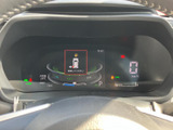運転に必要な情報を分かりやすく表示するメーターで、安全運転をサポートします。視認性の高いデザインです。