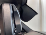 自動防眩機能を備えたルームミラー。ETC車載器を搭載しておりスタイリッシュかつ機能性を兼ね備えております。