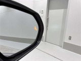 隣車線を走る車両をレーダーで検知し、ドアミラーでは確認しにくい後側方エリアに存在する車両に加え、急接近してくる車両も検知します。車両を検知するとドアミラーに搭載されたLEDインジケーターが点灯します。