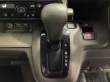CVT車のセレクトレバーです。低速から高速まで、変速ショックのないスムーズな走りを実現するとともに、エンジン効率のよい領域を維持することで燃費にも貢献します。