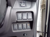 【踏み間違い衝突防止アシスト】 駐車操作中ブレーキが遅れ障害物と衝突する危険を察知したり、ブレーキとアクセルを間違え踏み込んだ時、クルマがエンジン出力やブレーキを制御し衝突防止を支援します。