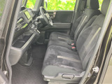 落ち着いた色調のインテリアが、上質な空間を演出。運転に集中できる環境が整っています。快適なカーライフをサポートします。