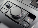 ナビ&オーディオ操作ダイヤル「コントロールコマンダー」は自然と手の触れる位置に配置されています。目線を外すことなく手元で操作できます。また、パーキングブレーキは電動式となっております。