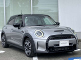 オリジナルサービスもついたMINI自動車保険も取り扱っております。MINI自動車保険にご加入いただくと、万一のトラブルを24時間365日サポートするエマージェンシー・サービスの〈プレミアム〉をご利用いただけます。