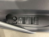 パワーウィンドウスイッチで運転席から全席の窓の開閉ができます♪