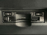 高速道路で便利な【ETC2.0】を装備しています。光ビーコン搭載で渋滞情報などナビゲーションと連動することで機能も充実いたします。他、観光施設に立ち寄るための高速料金割引サービス等もございます。