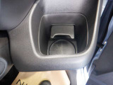 運転席の近くにドリンクホルダーがあるのでとても便利です。