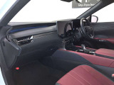 内装色はFSPORT専用ダークローズ。スポーティーな内装がより一層ドライブを楽しくさせます。
