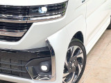 【LEDヘッドライト】悪天候や夜間走行時も良好な視界を確保し安心して運転できる高輝度LEDヘッドライトを装備!点灯速度が早く、消費電力も抑えられています。