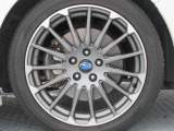 18インチ純正アルミホイール。 タイヤサイズは225/45R18。