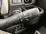 操作しやすい位置に配置されたウインカーレバー。スムーズな操作で安全な車線変更をサポートします。直感的な操作感です。