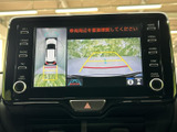 後方状況を安全確認できるモニター。狭い道や駐車時も安心です。ガイドライン表示で、スムーズな駐車操作をサポートします。