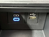 充電用USB端子付き。スマートフォンなどの充電に便利です。