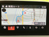 見やすい地図表示で、スムーズなナビゲーションを実現。渋滞情報も表示され、最適なルートを案内します。運転に集中できます。