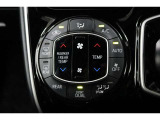 運転席と助手席、それぞれ温度調節ができ、オールシーズン快適なオートエアコンとなっております!
