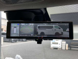 乗員、ヘッドレスト、積載物などでさえぎられがちなルームミラーの後方視界をクリアに保ちます。車室内の状況に関わらず、車両後方にあるカメラの画像をルームミラーに映し出します。