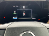 視認性の高いメーターが、運転に必要な情報を分かりやすく表示します。運転状況を一目で把握でき、安全運転をサポートするだけでなく、洗練されたデザインも魅力です。
