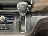 CVT車のセレクトレバーです。低速から高速まで、変速ショックのないスムーズな走りを実現するとともに、エンジン効率のよい領域を維持することで燃費にも貢献します。