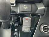 オートブレーキホールド。信号待ちなどの停車時に、ブレーキペダルを踏み続けていなくても自動的にブレーキがキープされる機能です。アクセルペダルを踏めば、ブレーキが解除され発進が可能です。