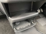 前席中央に小物が置けます。