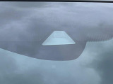 【ホンダセンシング】走行中に前方の車両等を認識し、衝突しそうな時は警報とブレーキで衝突回避と被害軽減をアシスト。より安全にドライブをお楽しみいただけます。
