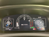 視認性の高いメーターが、運転に必要な情報を的確に伝えます。運転状況を一目で把握でき、安全運転をサポートします。スタイリッシュなデザインも魅力です。