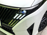 【LEDヘッドライト】悪天候や夜間走行時も良好な視界を確保し安心して運転できる高輝度LEDヘッドライトを装備!点灯速度が早く、消費電力も抑えられています。