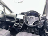 運転席まわりです。 各操作スイッチは使いやすい位置に配置されてます。