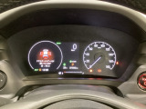 ハイブリット車専用のメーターです。右側の大型スピードメーターに加え、ステアリングスイッチを使って左のマルチインフォメーション・ディスプレイで燃費や動力伝達などの情報が見れるようになっています。