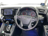 運転席まわりです。 各操作スイッチは使いやすい位置に配置されてます。