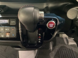 CVT車のセレクトレバーです。低速から高速まで、変速ショックのないスムーズな走りを実現するとともに、エンジン効率のよい領域を維持することで燃費にも貢献します。