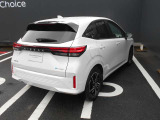 全周囲カメラが付いています。後ろはもちろん隣の駐車ラインまで見れますので車庫入れが簡単で楽しくなりそうです。