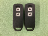 スマートキーを装備しています。鍵を差し込むことなくドアロックの開け閉めと、スタートボタン操作でのエンジンスタートができます。スペアキーも同じものを用意しております。