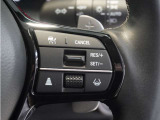 ◆アダプティブクルーズコントロール◆予め設定した車速内でクルマが自動的に加減速。前走車との適切な車間距離を維持しながら追従走行します。【LKAS】車線維持支援システムでステアリング操作を支援。