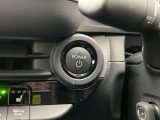 運転する時はドライビングポジションが気になりますよね。パワーシートで座席位置の微調整もしっかりできます。高級感がある装備としても人気があります。